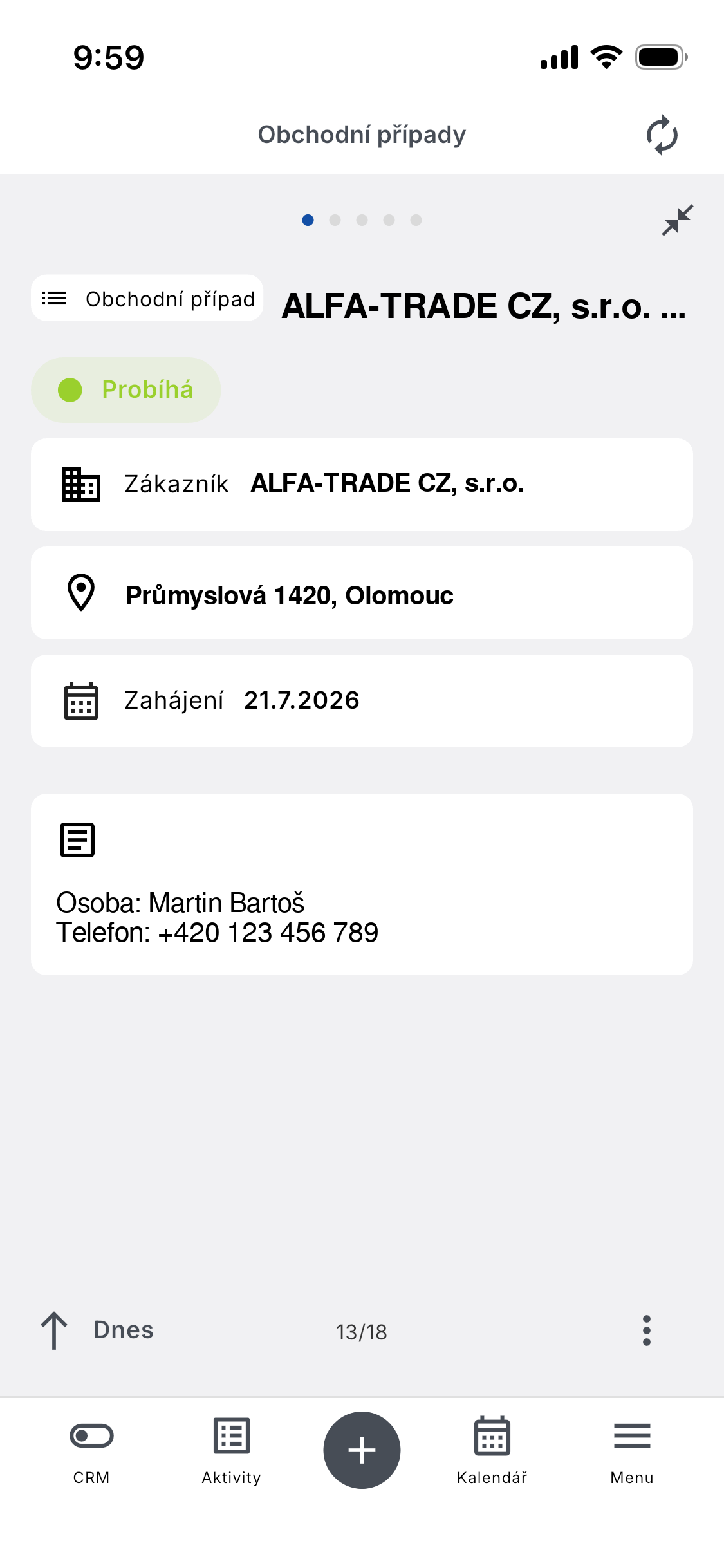 Mobilní aplikace ADAPTY CRM — karta obchodního případu: zákazník, adresa, datum zahájení, stav Probíhá a kontaktní osoba s telefonem