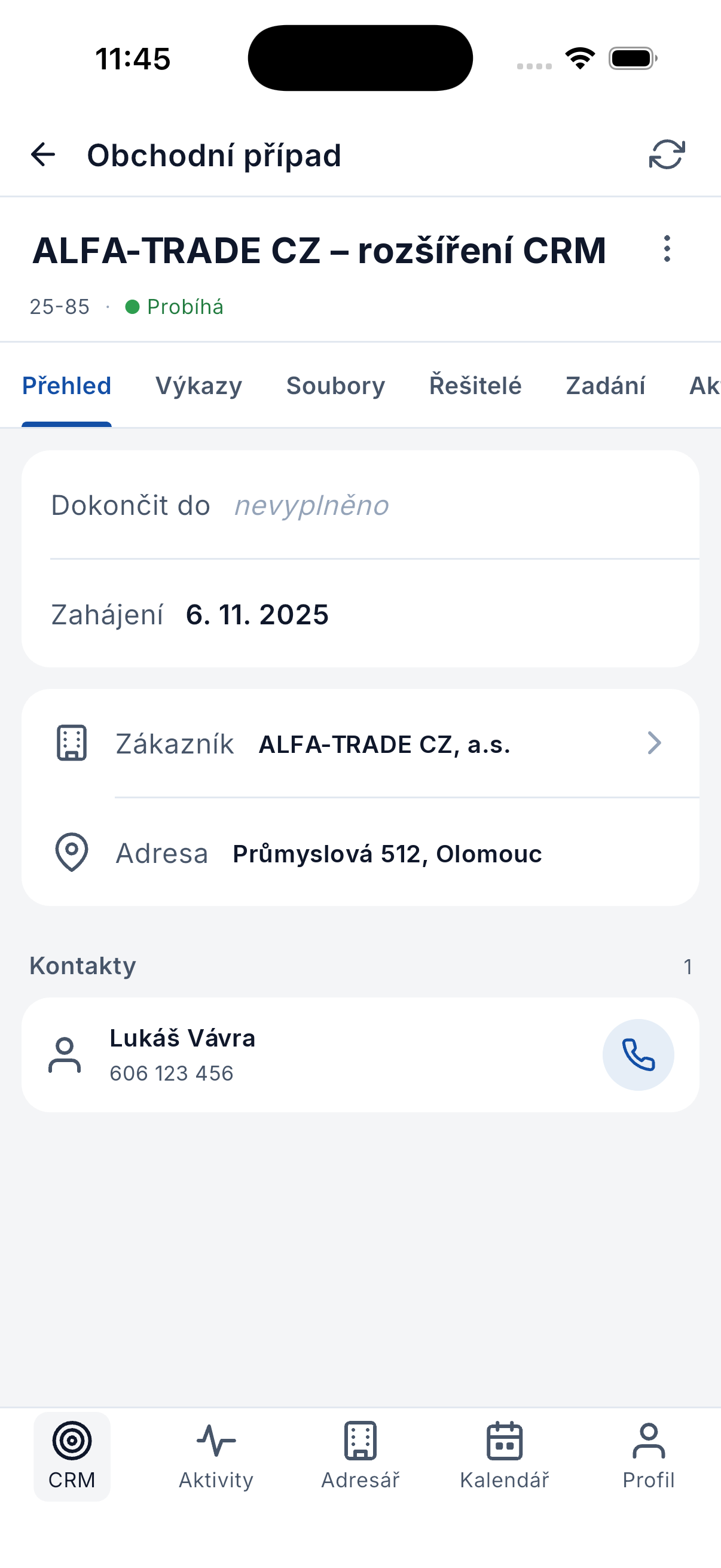 Detail obchodního případu v mobilní aplikaci ADAPTY CRM — zákazník, adresa, stav a kontaktní osoba s telefonem.