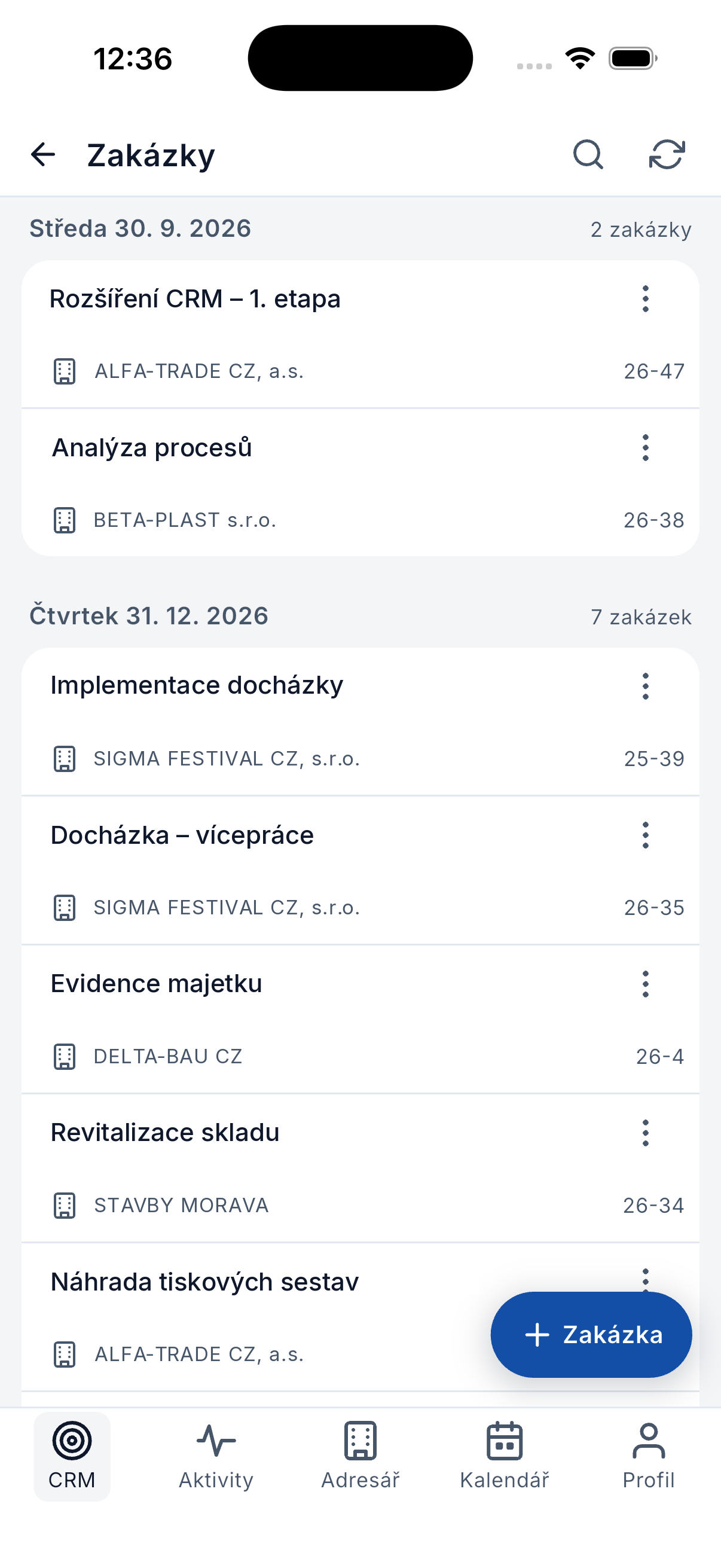 Mobilní seznam zakázek seskupených podle data se zákazníky a čísly zakázek
