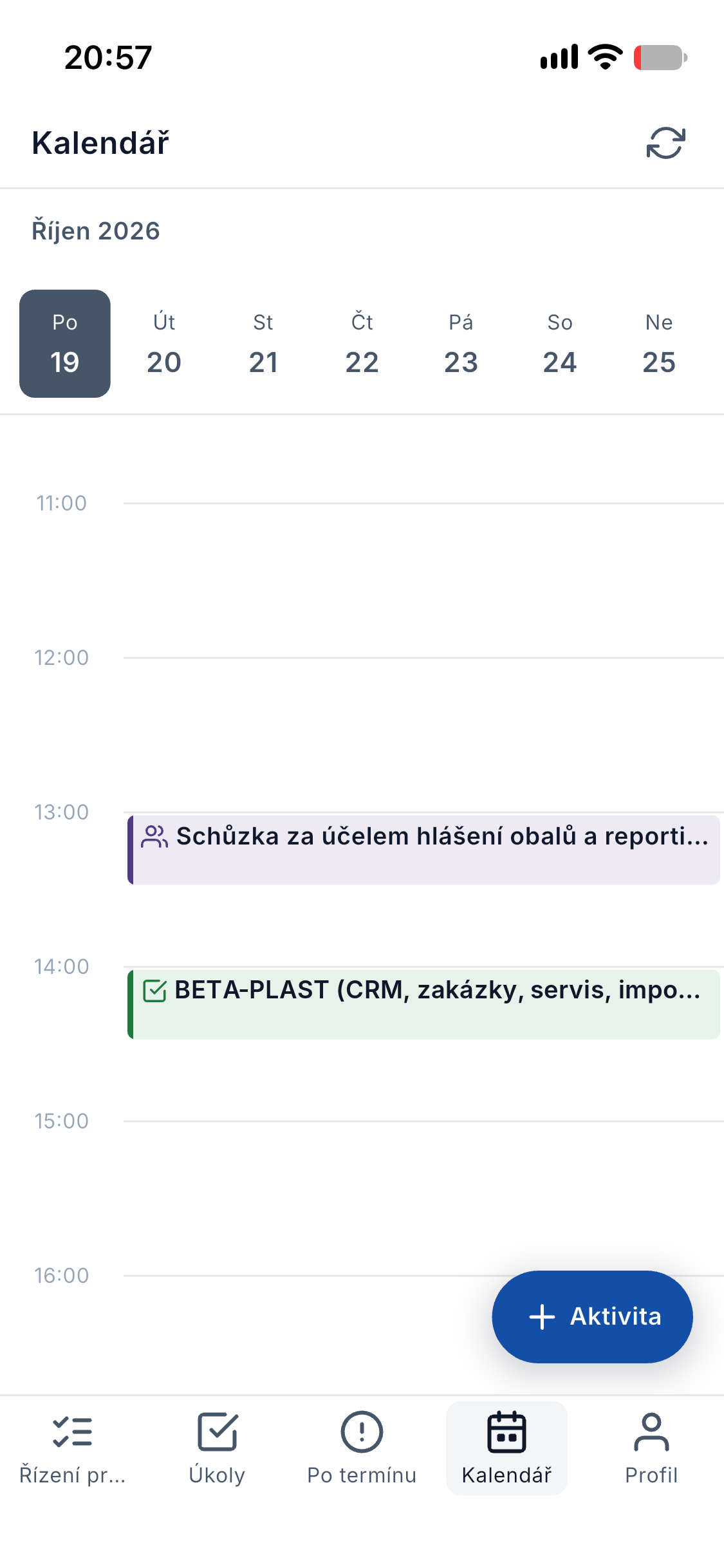 Kalendář v mobilní aplikaci ADAPTY — týdenní pás dnů, denní osa od jedenácti do šestnácti hodin, fialová schůzka ve 13:00 a zelený úkol ve 14:00