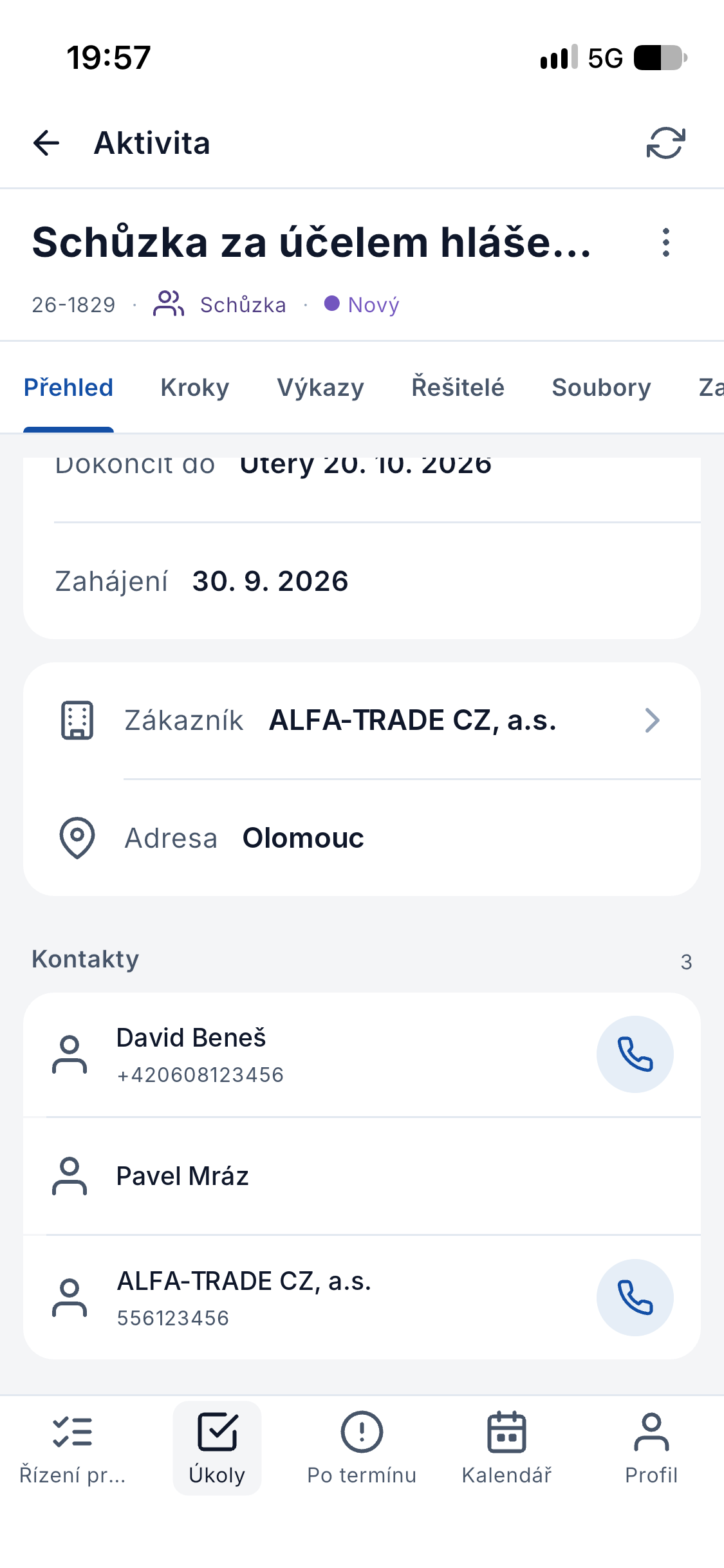 Detail aktivity v mobilní aplikaci ADAPTY — číslo záznamu, typ Schůzka, stav Nový, termíny, zákazník s adresou a seznam tří kontaktních osob s tlačítkem pro vytočení čísla