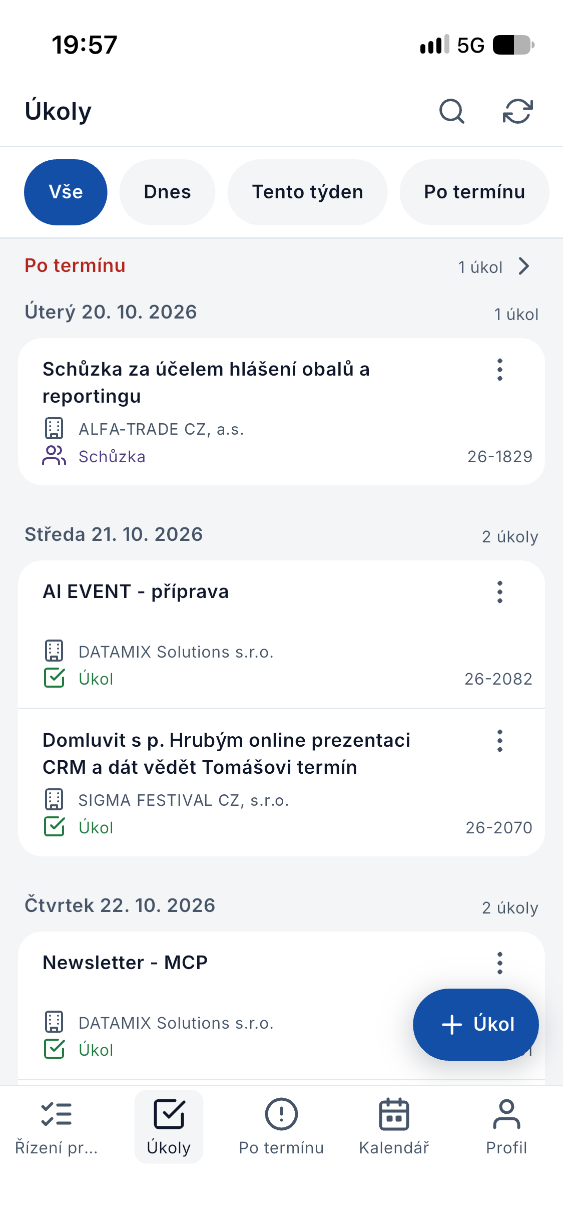 Seznam úkolů v mobilní aplikaci ADAPTY — filtry Vše, Dnes, Tento týden a Po termínu, nahoře červené upozornění na úkol po termínu, pod ním úkoly rozdělené po dnech s firmou, typem a číslem záznamu