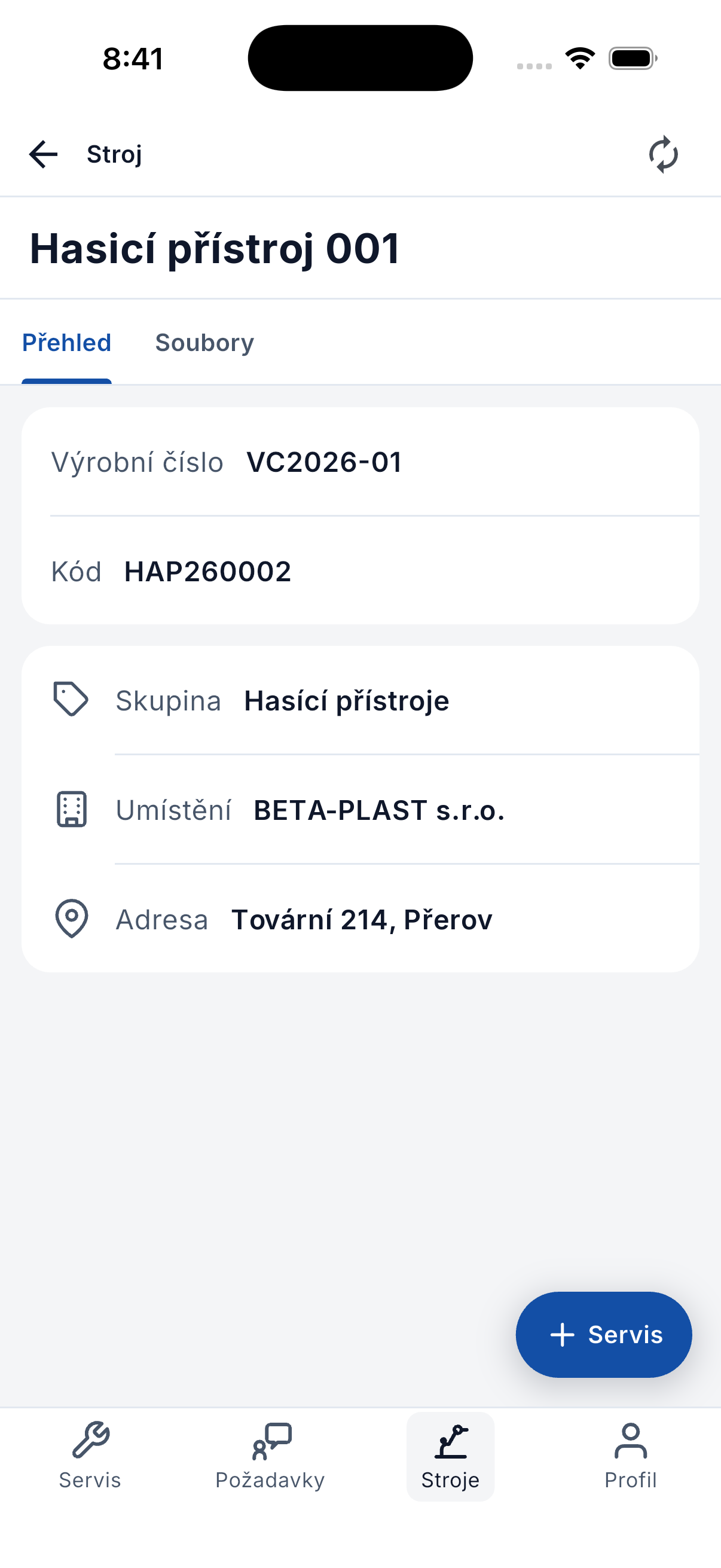 Karta stroje v mobilní aplikaci ADAPTY s výrobním číslem, kódem, skupinou, umístěním, adresou a tlačítkem pro nový servis.
