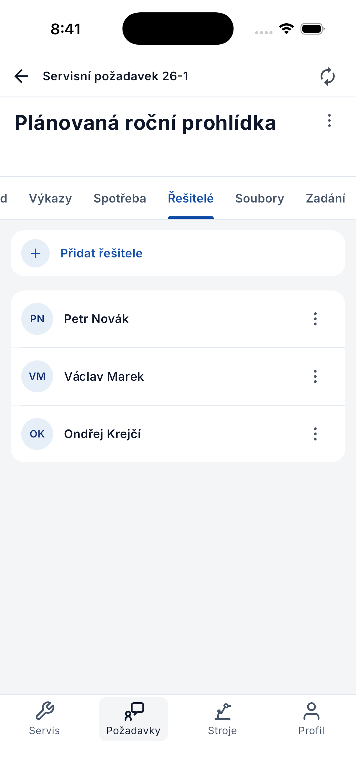 Seznam řešitelů servisního požadavku v mobilní aplikaci ADAPTY s možností přidat řešitele.