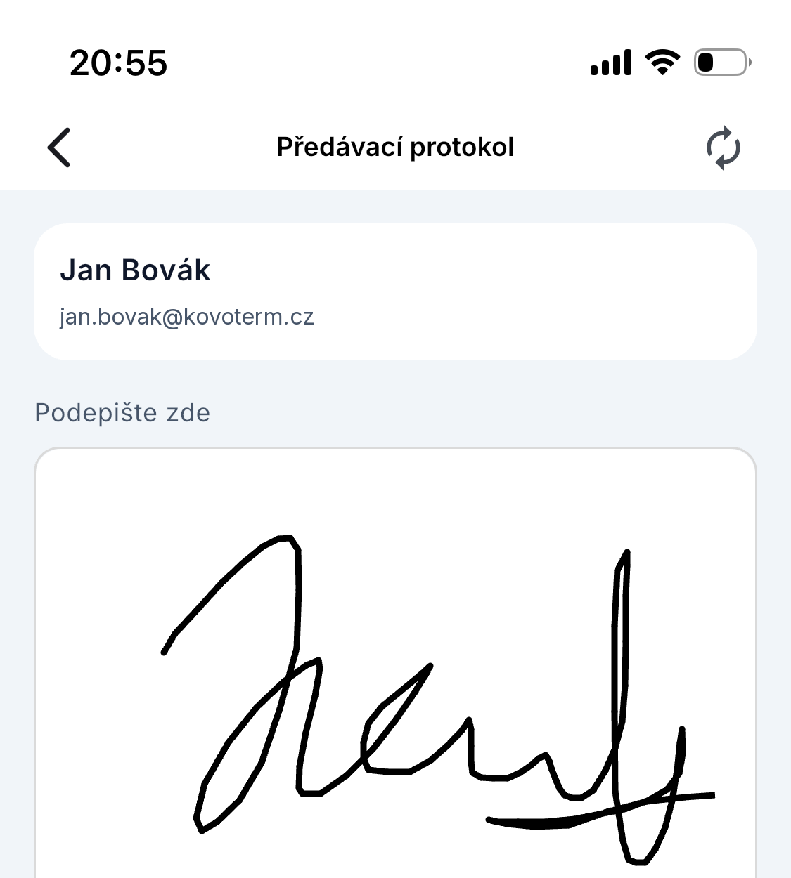 Podpis zákazníka prstem na předávacím protokolu v mobilní aplikaci ADAPTY
